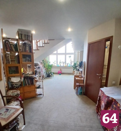 В центре Саратова продают двухэтажную квартиру со смотровой площадкой